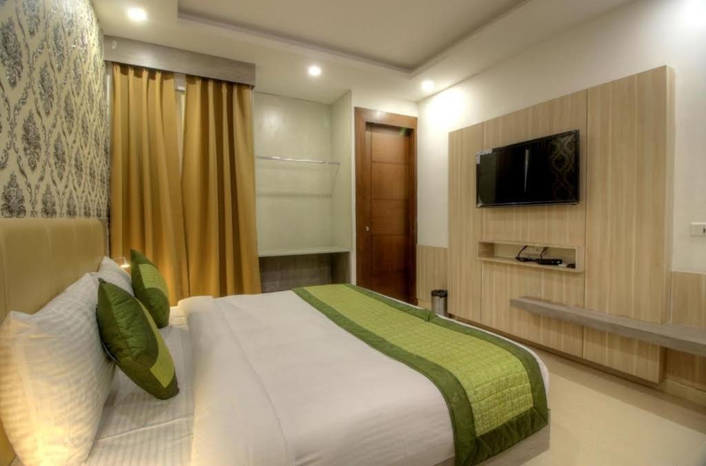 Almati - Near Delhi Airport Hotel